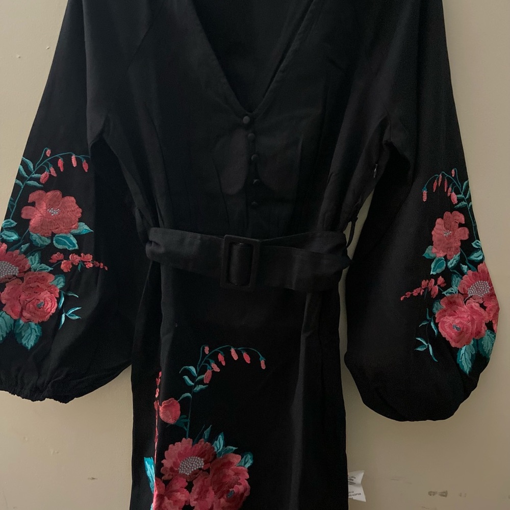 “SOLD” SOLD”long sleeve, ASOS V-neck mini dress, buckle belt, floral appliqué. - Picture 4 of 12